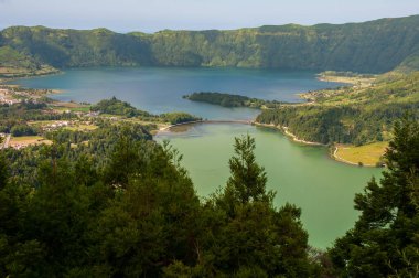 Lagoa das Sete Cidades, So Miguel, Azores adasında yer alır ve sularının yeşil ve mavi renkleriyle karakterize edilir.