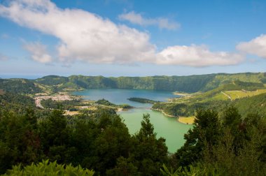 Lagoa das Sete Cidades, So Miguel, Azores adasında yer alır ve sularının yeşil ve mavi renkleriyle karakterize edilir.