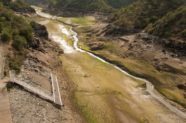 Ponsul Nehri, Portekiz 'de Tejo Nehri' nin zengin bir ırmağıdır ve çok büyük bir nehirdir. Şu anda tamamen kuru, su yok ve iklim değişikliği yüzünden yatağı çatlamış durumda.