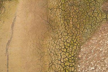 Ponsul Nehri, Portekiz 'de Tejo Nehri' nin zengin bir ırmağıdır ve çok büyük bir nehirdir. Şu anda tamamen kuru, su yok ve iklim değişikliği yüzünden yatağı çatlamış durumda.