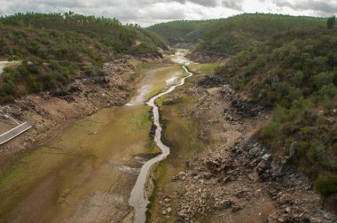 Ponsul Nehri, Portekiz 'de Tejo Nehri' nin zengin bir ırmağıdır ve çok büyük bir nehirdir. Şu anda tamamen kuru, su yok ve iklim değişikliği yüzünden yatağı çatlamış durumda.