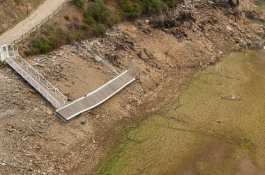 Ponsul Nehri, Portekiz 'de Tejo Nehri' nin zengin bir ırmağıdır ve çok büyük bir nehirdir. Şu anda tamamen kuru, su yok ve iklim değişikliği yüzünden yatağı çatlamış durumda.