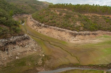 Ponsul Nehri, Portekiz 'de Tejo Nehri' nin zengin bir ırmağıdır ve çok büyük bir nehirdir. Şu anda tamamen kuru, su yok ve iklim değişikliği yüzünden yatağı çatlamış durumda.
