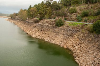 Portekiz 'deki Tejo Nehri, iklim değişikliğinden dolayı yaklaşık 20 metre daha düşük su seviyesine sahiptir.