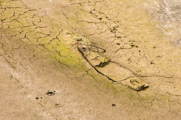 ポンツール川はポルトガルのテジ川の豊かさであり 非常に大きな川である この時点では 水なしで完全に乾燥しており 気候変動のためにベッドが割れています — ストック写真