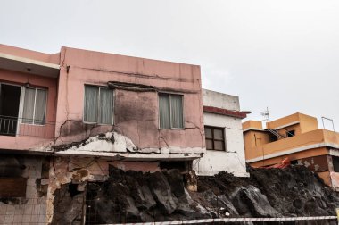 La Palma adasındaki Cumbre Vieja volkanından gelen volkanik lav akıntısı tarafından yıkılan bina.