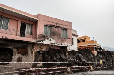 La Palma adasındaki Cumbre Vieja volkanından gelen volkanik lav akıntısı tarafından yıkılan bina.