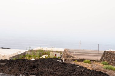 La Palma adasındaki Cumbre Vieja volkanından gelen volkanik lav akıntısı tarafından yıkılan bina.