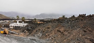 La Palma adasındaki Cumbre Vieja volkanından gelen volkanik lav akıntısı tarafından yıkılan bina.
