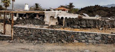 La Palma adasındaki Cumbre Vieja volkanından gelen volkanik lav akıntısı tarafından yıkılan bina.