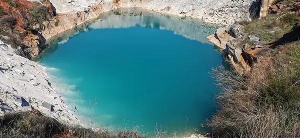 Bölgenin jeoteknik istikrarı için taş ocağında bir göl.