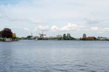 Zaanse Schans 'ın Panoraması, Hollanda' nın ünlü yel değirmenleriyle bilinen bir köyü.