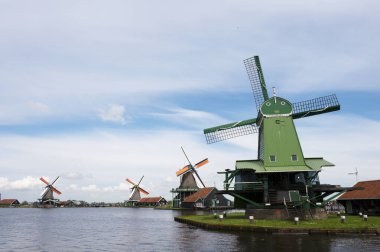 Zaanse Schans 'ın ünlü yel değirmenleri, Hollanda' nın bir köyü.