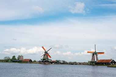 Zaanse Schans 'ın ünlü yel değirmenleri, Hollanda' nın bir köyü.