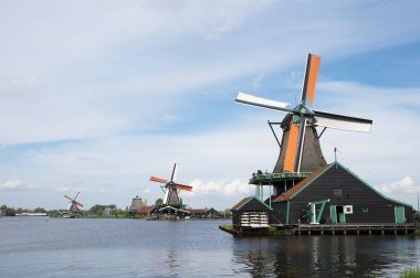 Zaanse Schans 'ın ünlü yel değirmenleri, Hollanda' nın bir köyü.