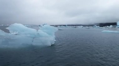 Jokulsarlon, İzlanda'daki buzul Gölü buzdağları