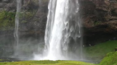 İzlanda 'da yükselen Seljalandsfoss şelalesi