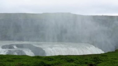 İzlanda 'daki Gulfoss Şelalesi.