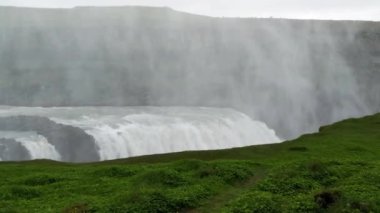 İzlanda 'daki Gulfoss Şelalesi.