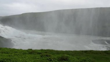 İzlanda 'daki Gulfoss Şelalesi.