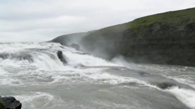 İzlanda 'daki Gulfoss Şelalesi.