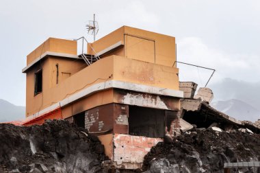 La Palma adasındaki Cumbre Vieja volkanından gelen volkanik lav akıntısı tarafından yıkılan bina.