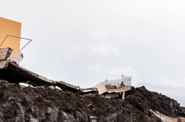 La Palma adasındaki Cumbre Vieja volkanından gelen volkanik lav akıntısı tarafından yıkılan bina.