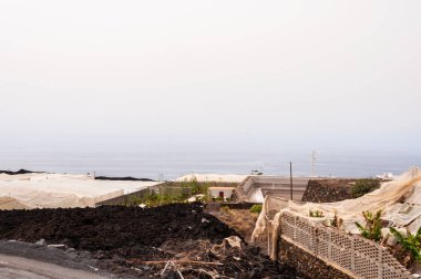 La Palma adasındaki Cumbre Vieja volkanından gelen volkanik lav akıntısı tarafından yıkılan bina.