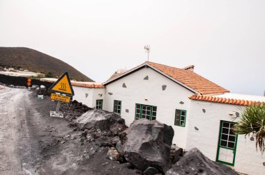 La Palma adasındaki Cumbre Vieja volkanından gelen volkanik lav akıntısı tarafından yıkılan bina.