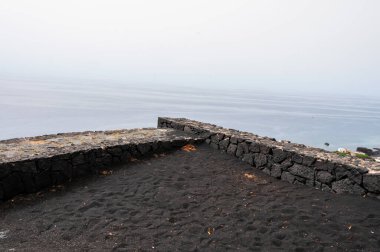 La Palma adasındaki Cumbre Vieja volkanından gelen volkanik lav akıntısı tarafından yıkılan bina.