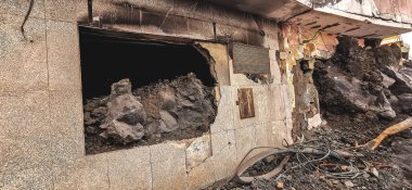 La Palma adasındaki Cumbre Vieja volkanından gelen volkanik lav akıntısı tarafından yıkılan bina.