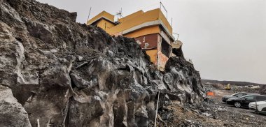La Palma adasındaki Cumbre Vieja volkanından gelen volkanik lav akıntısı tarafından yıkılan bina.