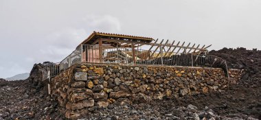 La Palma adasındaki Cumbre Vieja volkanından gelen volkanik lav akıntısı tarafından yıkılan bina.