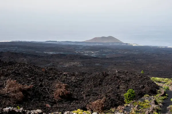 La Palma adasındaki Cumbre Vieja volkanından katılaşmış volkanik lav akıntısı