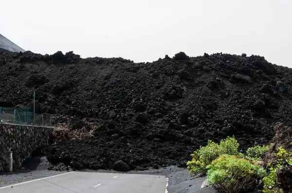 La Palma adasındaki Cumbre Vieja volkanından katılaşmış volkanik lav akıntısı