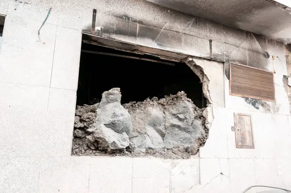 La Palma adasındaki Cumbre Vieja volkanından gelen volkanik lav akıntısı tarafından yıkılan bina.