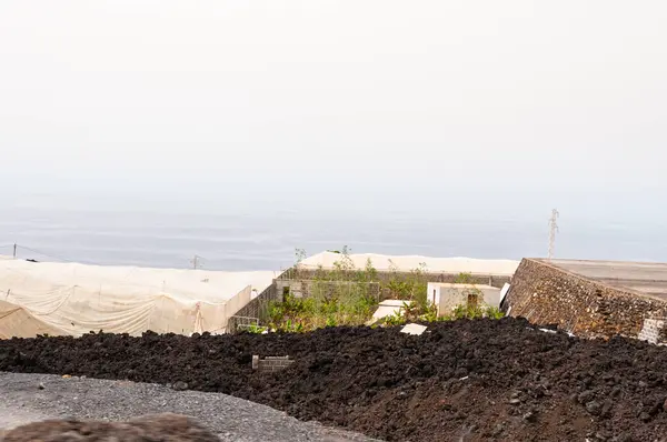 La Palma adasındaki Cumbre Vieja volkanından gelen volkanik lav akıntısı tarafından yıkılan bina.