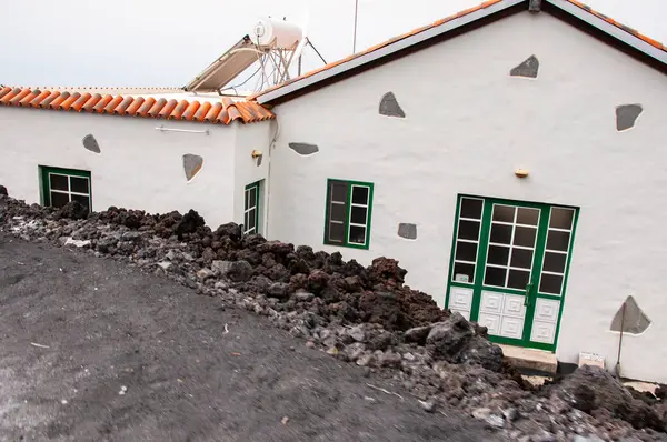 La Palma adasındaki Cumbre Vieja volkanından gelen volkanik lav akıntısı tarafından yıkılan bina.