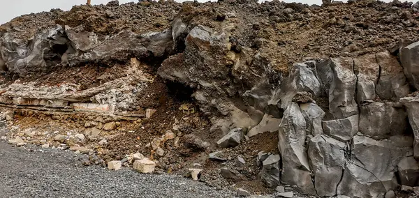 La Palma adasındaki Cumbre Vieja volkanından katılaşmış volkanik lav akıntısı