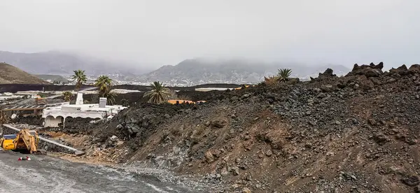 La Palma adasındaki Cumbre Vieja volkanından gelen volkanik lav akıntısı tarafından yıkılan bina.