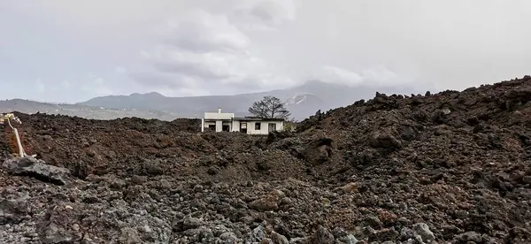 La Palma adasındaki Cumbre Vieja volkanından gelen volkanik lav akıntısı tarafından yıkılan bina.