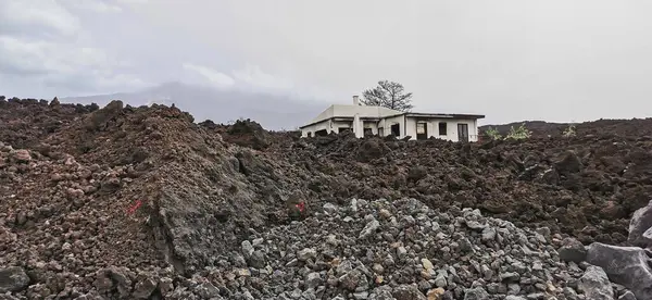 La Palma adasındaki Cumbre Vieja volkanından gelen volkanik lav akıntısı tarafından yıkılan bina.