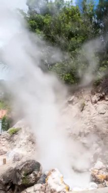 Azores takımadalarında Sao Miguel Adası 'nda Furnas Fumarolas