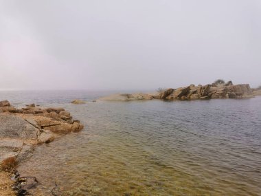 Sisli bir ortamda bir gölcük manzarası, Lagoa Comprida, Serra da Estrela, Portekiz