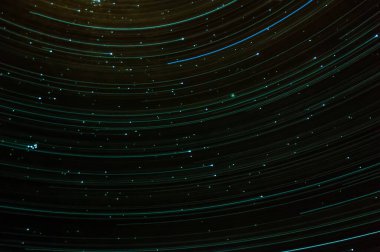 Geceleyin binlerce yıldızla birlikte gökyüzü uzun süre görünür.