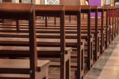 Kilisenin içindeki ahşap bankların ayrıntıları.