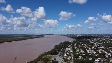 Vista aerea de Rosario desde el Rio Parana. Rio Parana 'dan Rosario' nun hava görüntüsü.