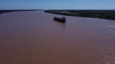 Barco ayık El Rio Parana, Rosario, Santa Fe. Parana Nehri 'nde gemi