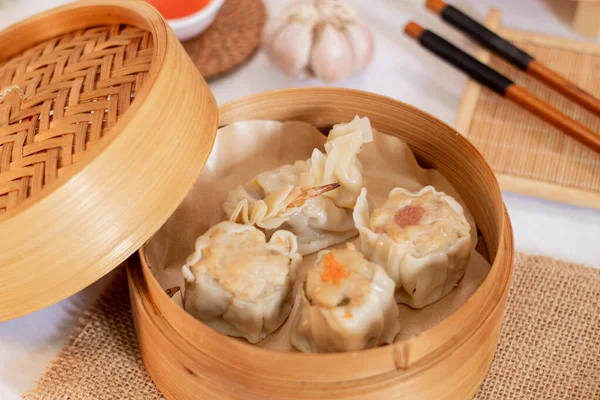 Geleneksel bambu buharlı buğulama buğulama Çin mantısı.