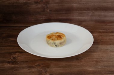 Bakpia, Bakpia Pathok, yeşil fasulye, peynir ve şeker karışımından yapılan tipik bir Yogjakarta yemeğidir. Seçici odak resmi. Beyaz tabakta servis edilmiş. Bir Bakpia Çikolatası